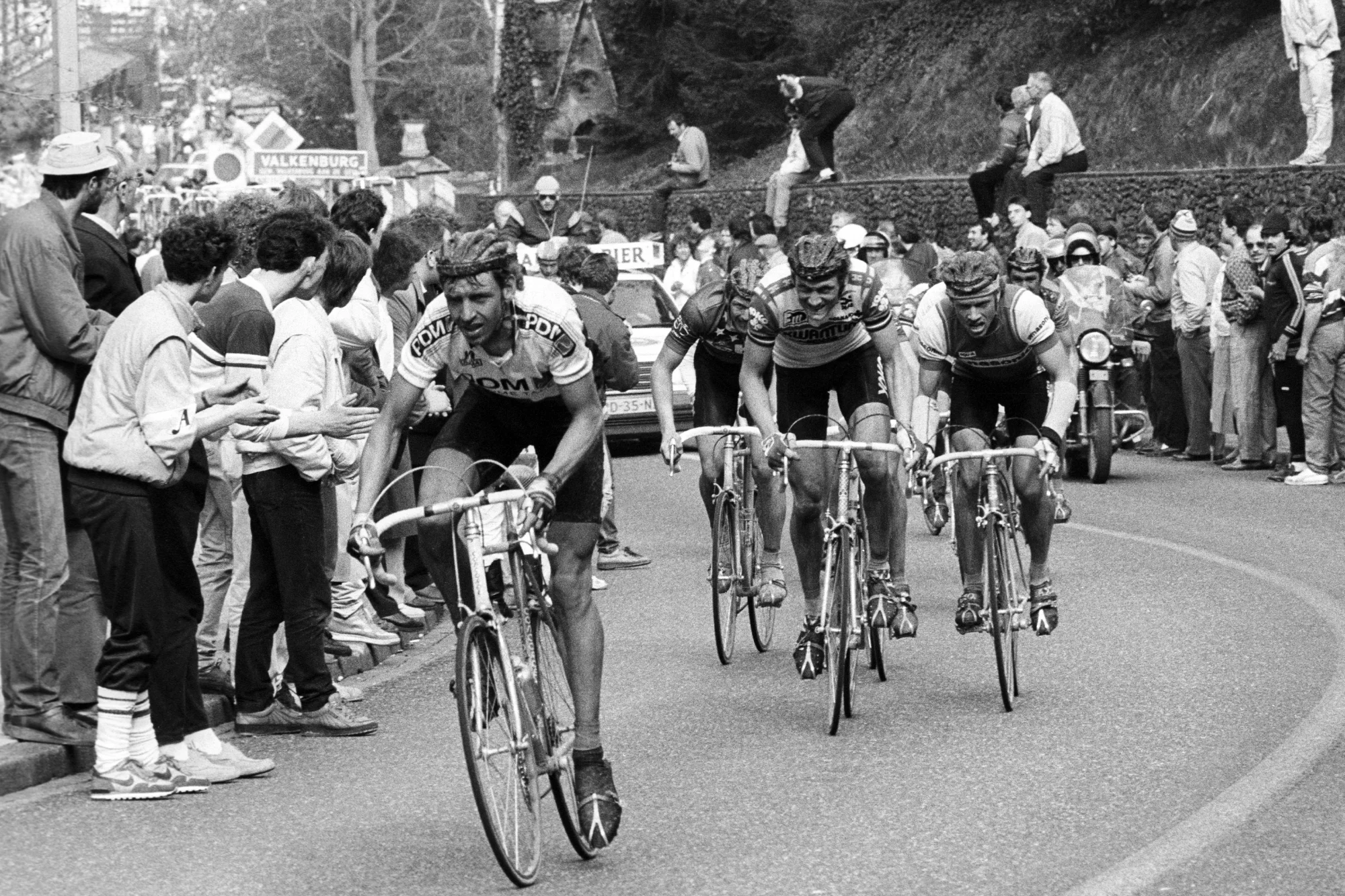 Ruime parkeergarage voor 3 auto's en fietsen bij vakantiehuis BLESS Valkenburg